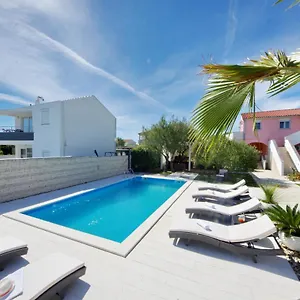 apartmani-emili.hotelinzadar.com/