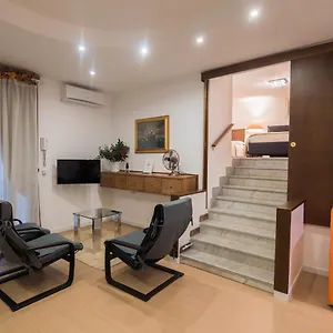 la-residenza-napoli-short-lets-chiaia-plebiscito.hotels-amalfi.com/